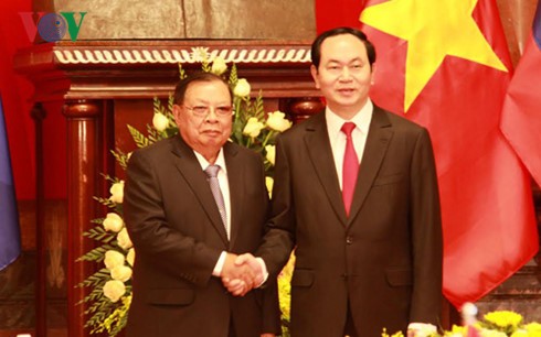 Staatspräsident Tran Dai Quang trifft Laos Generalsekretär und Staatspräsident Bounnhang Volachith - ảnh 1